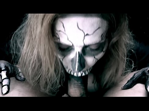 ❤️ Demon djevojka siše kurac svojim crnim ustima i guta spermu. ❤ Domaći porno na hr.passionateembracespotlight.ru ❌❤